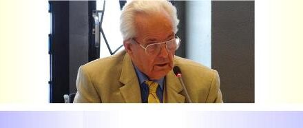 » Als Adressen noch mit Platte auf die Kuverts und Einladungen zu Sitzungen auf Matrize gezogen wurden « • FDP Mönchengladbach ehrt Peter E. Dörrenberg für mehr als 55 Jahre ehrenamtliches Engagement