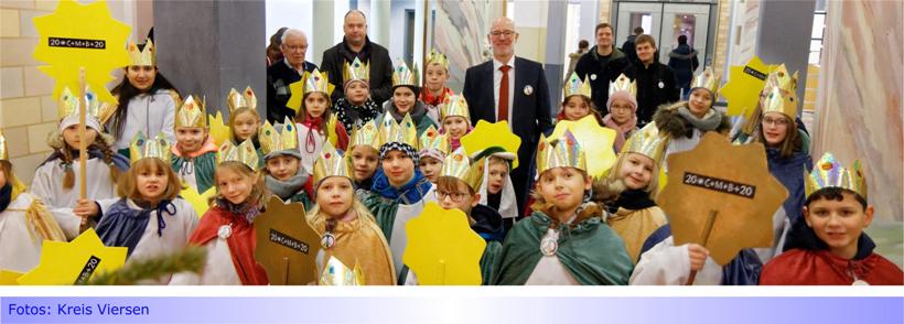 Bunte Gewänder und gelbe Sterne: 25 Sternsinger der Gemeinde St. Remigius besuchen das Viersener Kreishaus und bringen den traditionellen Segen